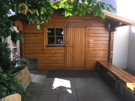 Holzsauna im Garten der Parksauna Trier