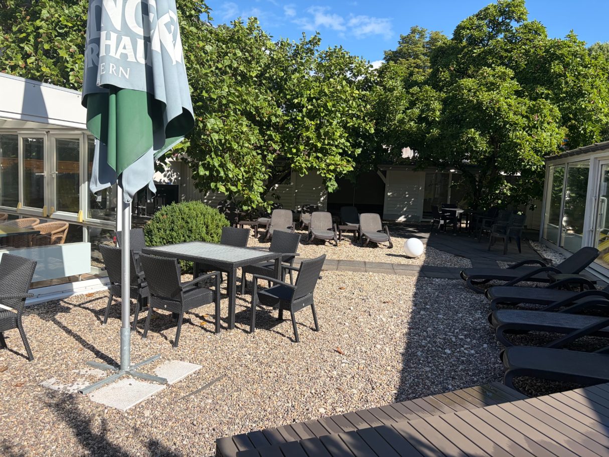 Saunagarten der Parksauna Trier mit Sitzplätzen