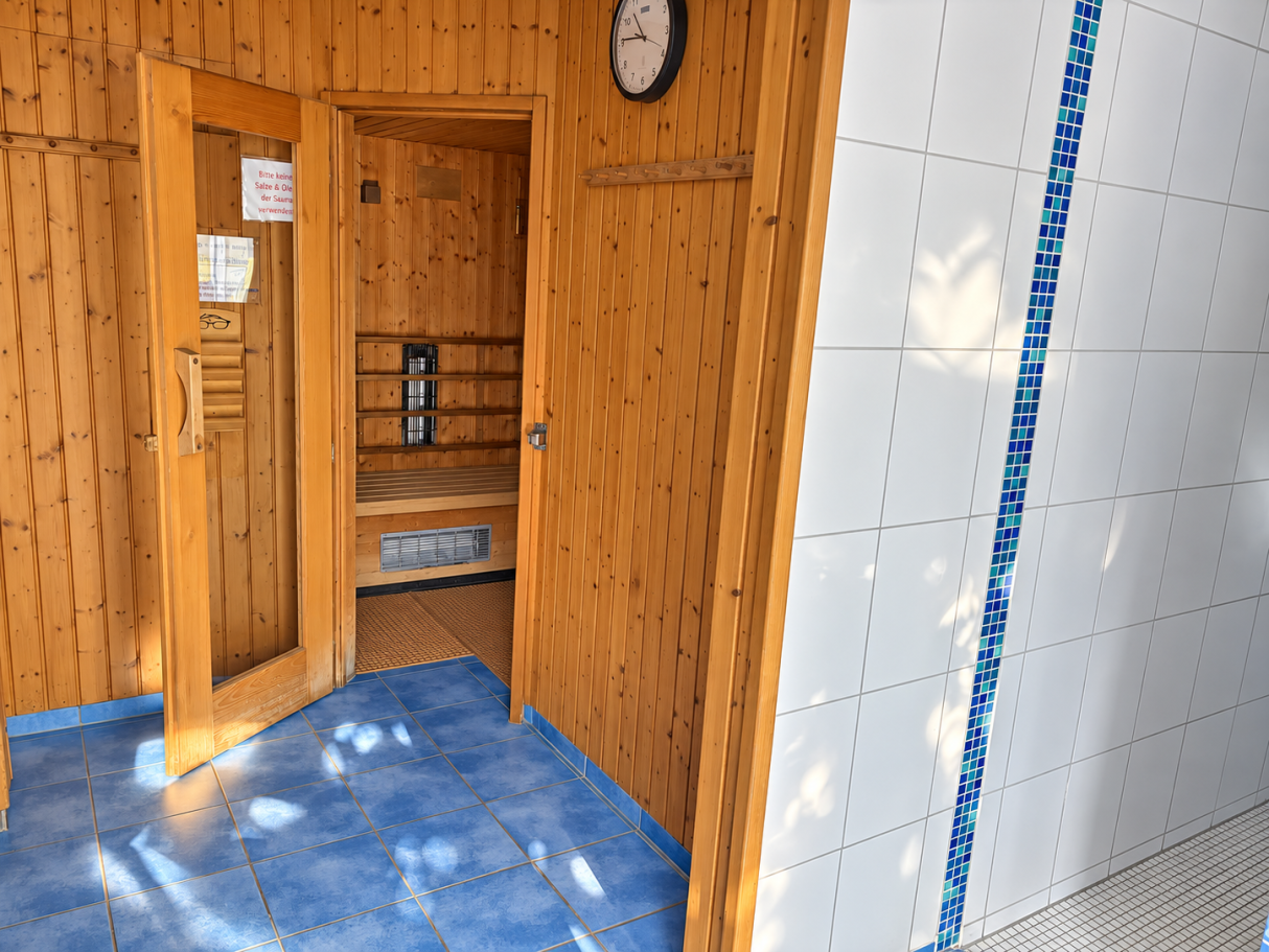 Eingang zu einer Sauna mit Holztür