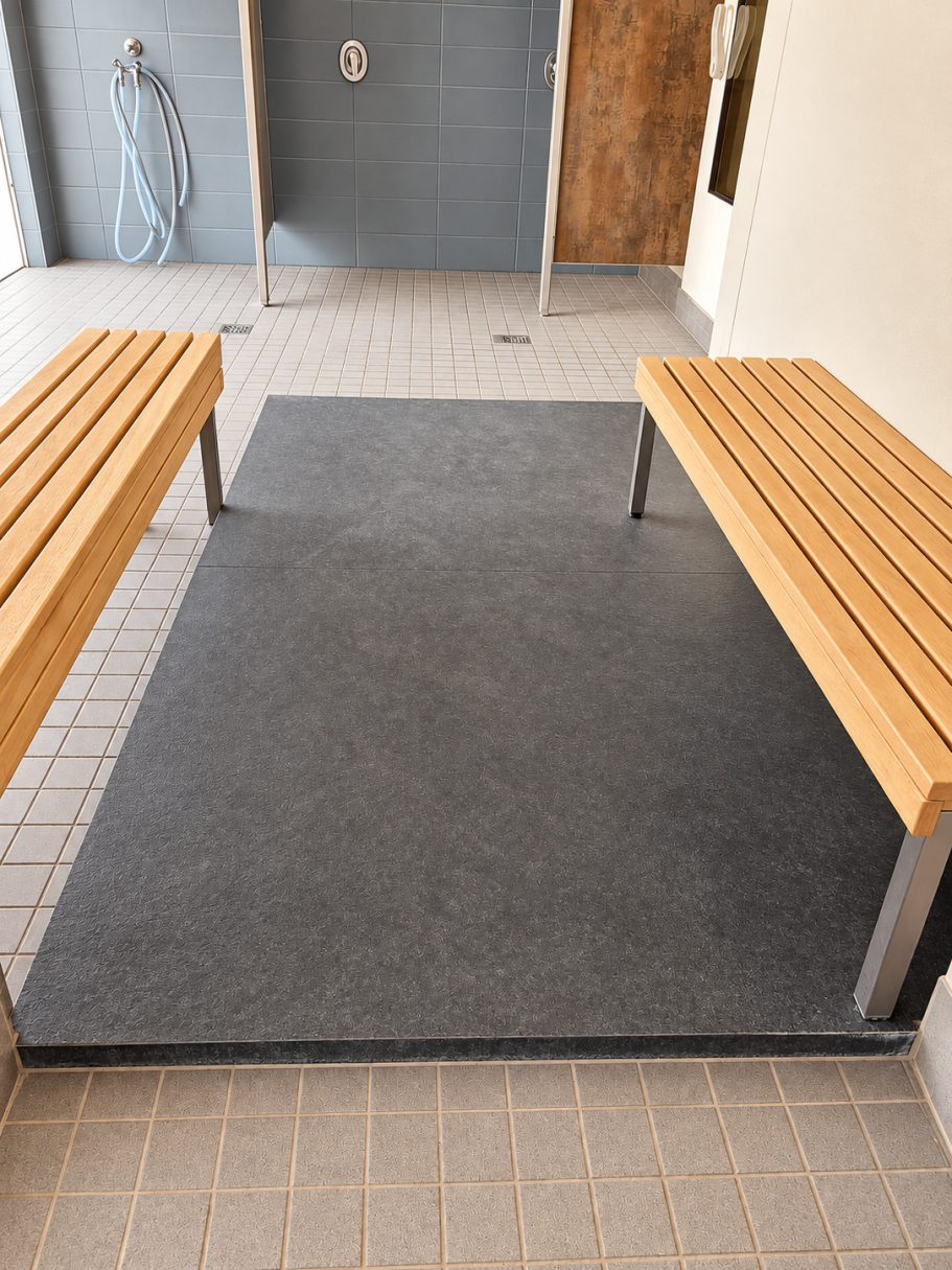 Ruhebereich mit Liege in der Parksauna Trier