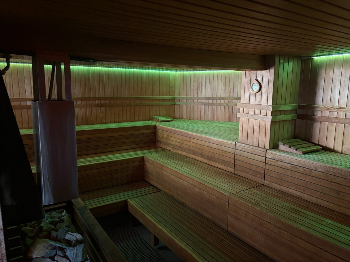 Softsauna mit Holzbänken und sanfter Beleuchtung