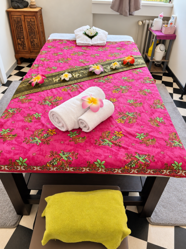 Thai-Massage-Raum mit pinkfarbener Liege in der Parksauna Trier