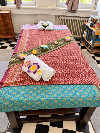 Vorbereitete Massageliege für eine Thai-Massage in Trier