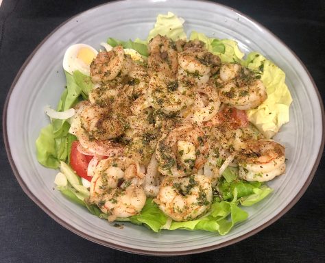 Salat mit gebratenem Geflügel in der Parksauna Trier