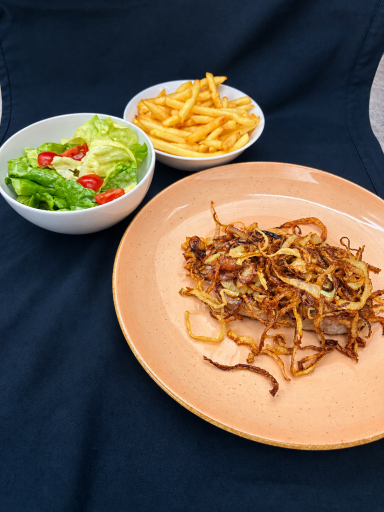 Herzhaftes Fleischgericht mit Pommes und Salat