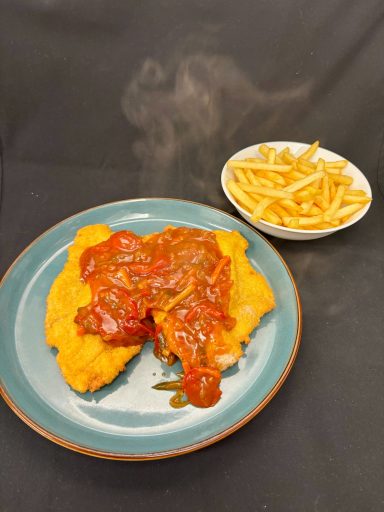 Warmes Gericht mit Pommes in der Gastronomie der Parksauna Trier